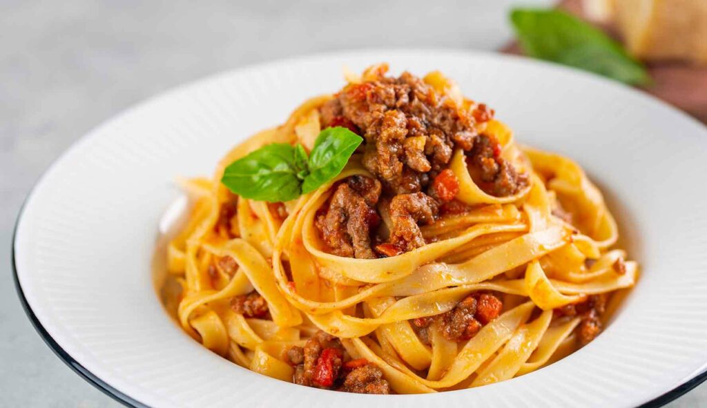 Questa immagine ha l'attributo alt vuoto; il nome del file è tagliatelle-al-ragu-1024x591.jpg